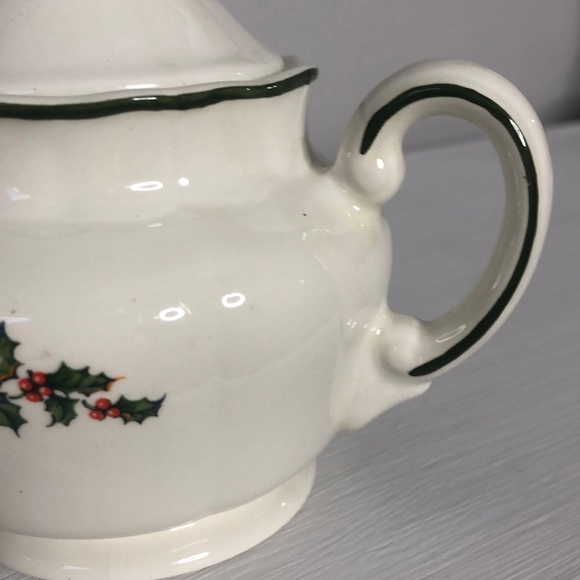 Vintage Royal Tudor Holly & Berries Sugar Bowl With Lid - Picture 7 of 12